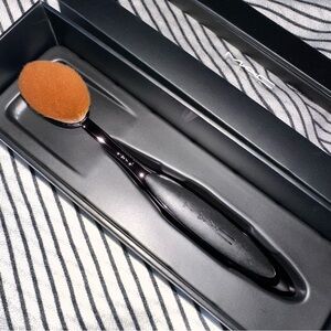 MAC Cosmetics Oval 6 Brush - brand new